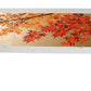 Estampe japonaise de Namiki Hajime, branche d'érables au feuillage jaune et rouge sur fond doré, le reflet du fond vu de profil