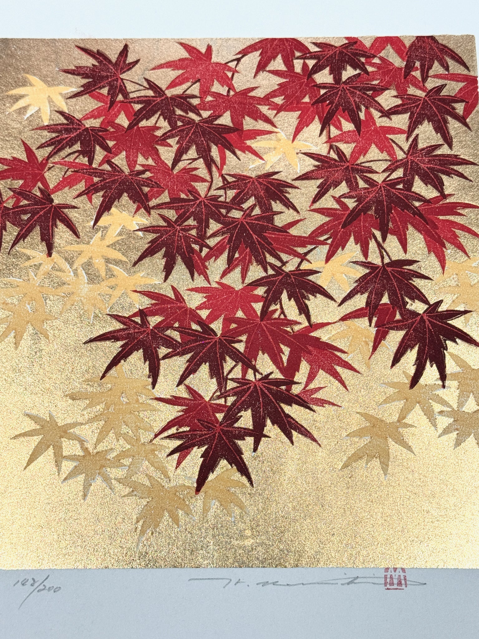estampe japonaise de Namiki Hajime, feuilles d'érable rouge sur fond or, brillance