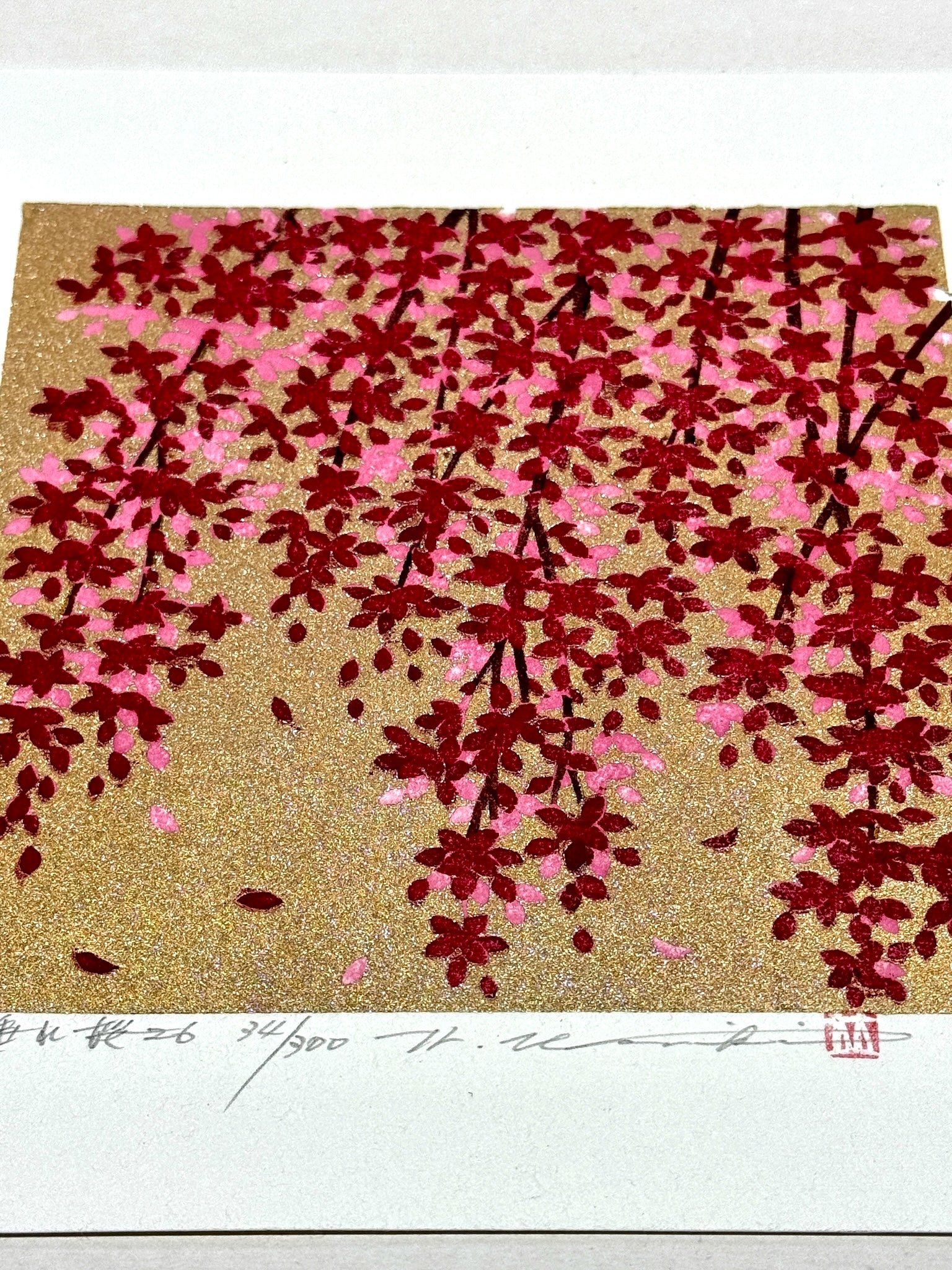 Estampe japonaise de Namiki Hajime, branches de cerisier pleureur fleurs rouges et roses sur fond or, vu de 3/4