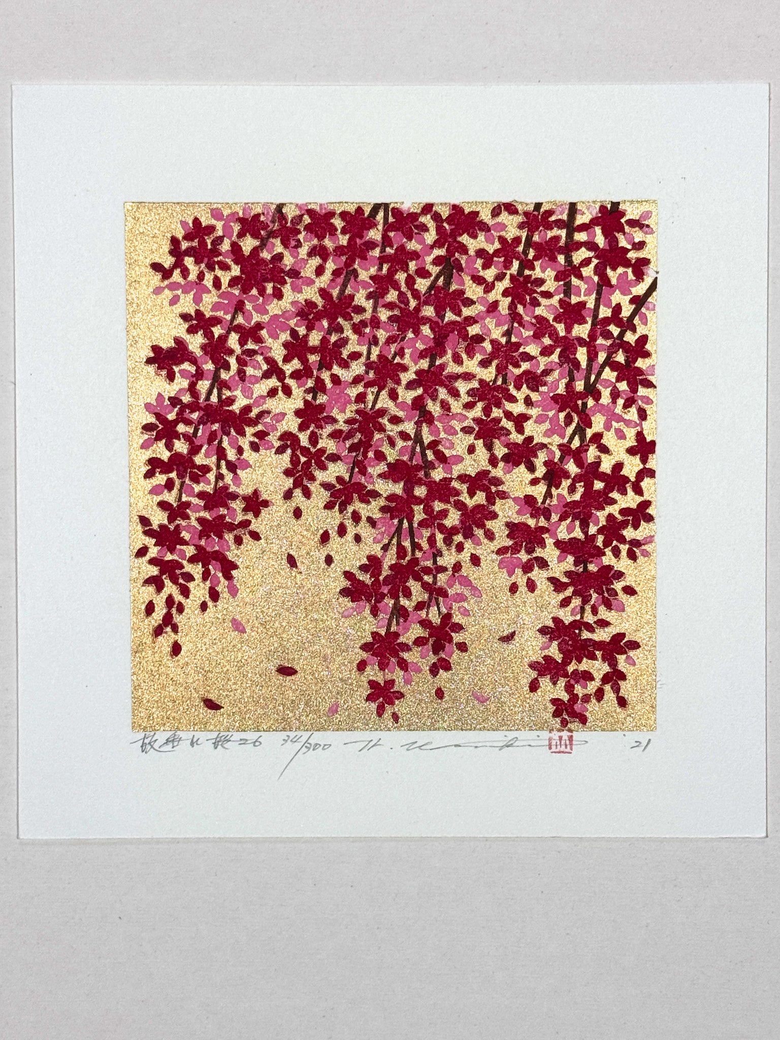 Estampe japonaise de Namiki Hajime, branches de cerisier pleureur fleurs rouges et roses sur fond or