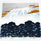 estampe japonaise de Namiki Hajime, le Mont Fuji enneigé et foret bleu sur fond argent, le reflet du fond vu de profil
