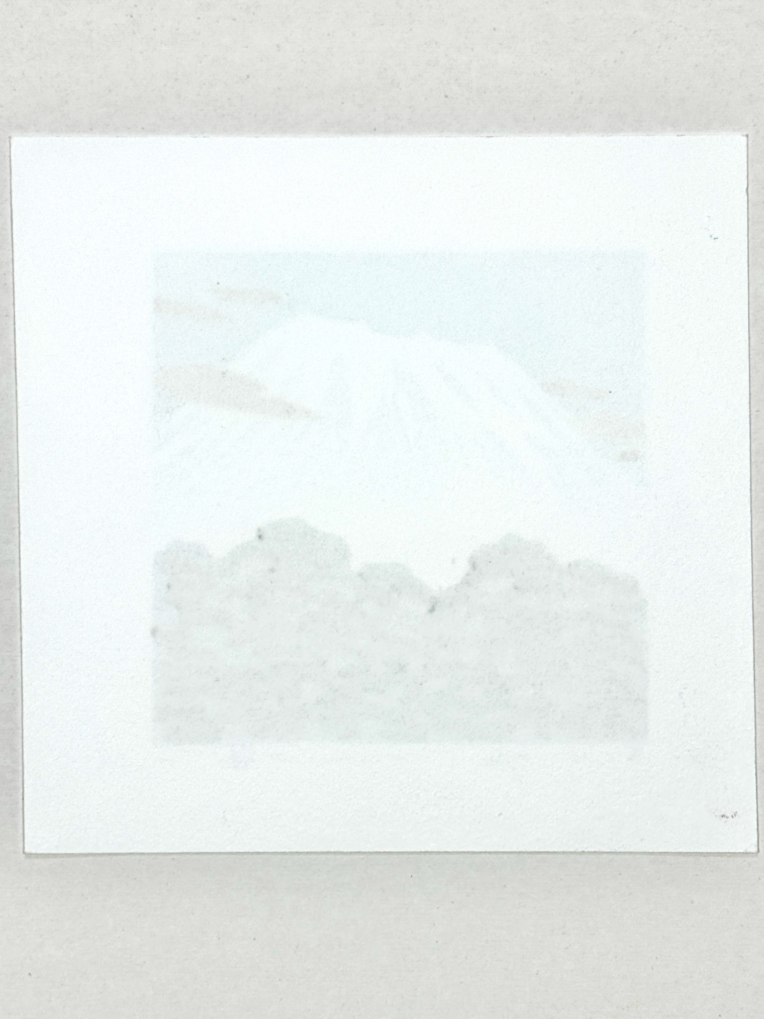 estampe japonaise de Namiki Hajime, le Mont Fuji enneigé et foret bleu sur fond argent, le verso
