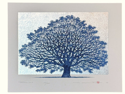 Estampe japonaise de Namiki Hajime représentant un majestueux arbre bleu sur fond argenté