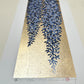 Estampe japonaise de Namiki Hajime, grappes de fleurs de glycine bleues sur fond or et argent, reflets scintillants