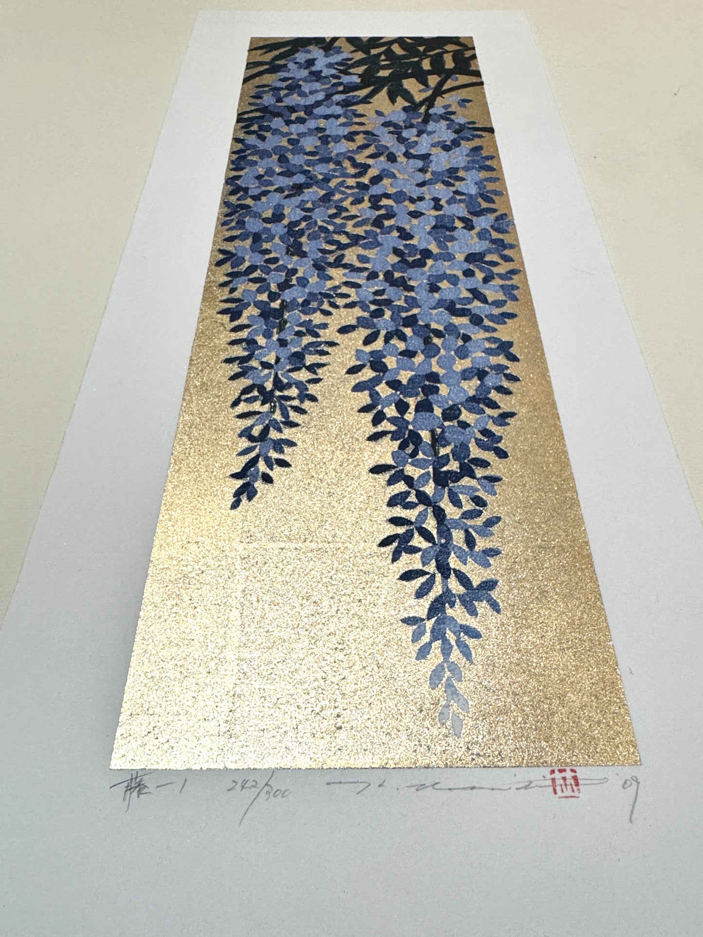 Estampe japonaise de Namiki Hajime, grappes de fleurs de glycine bleues sur fond or et argent, reflets scintillants