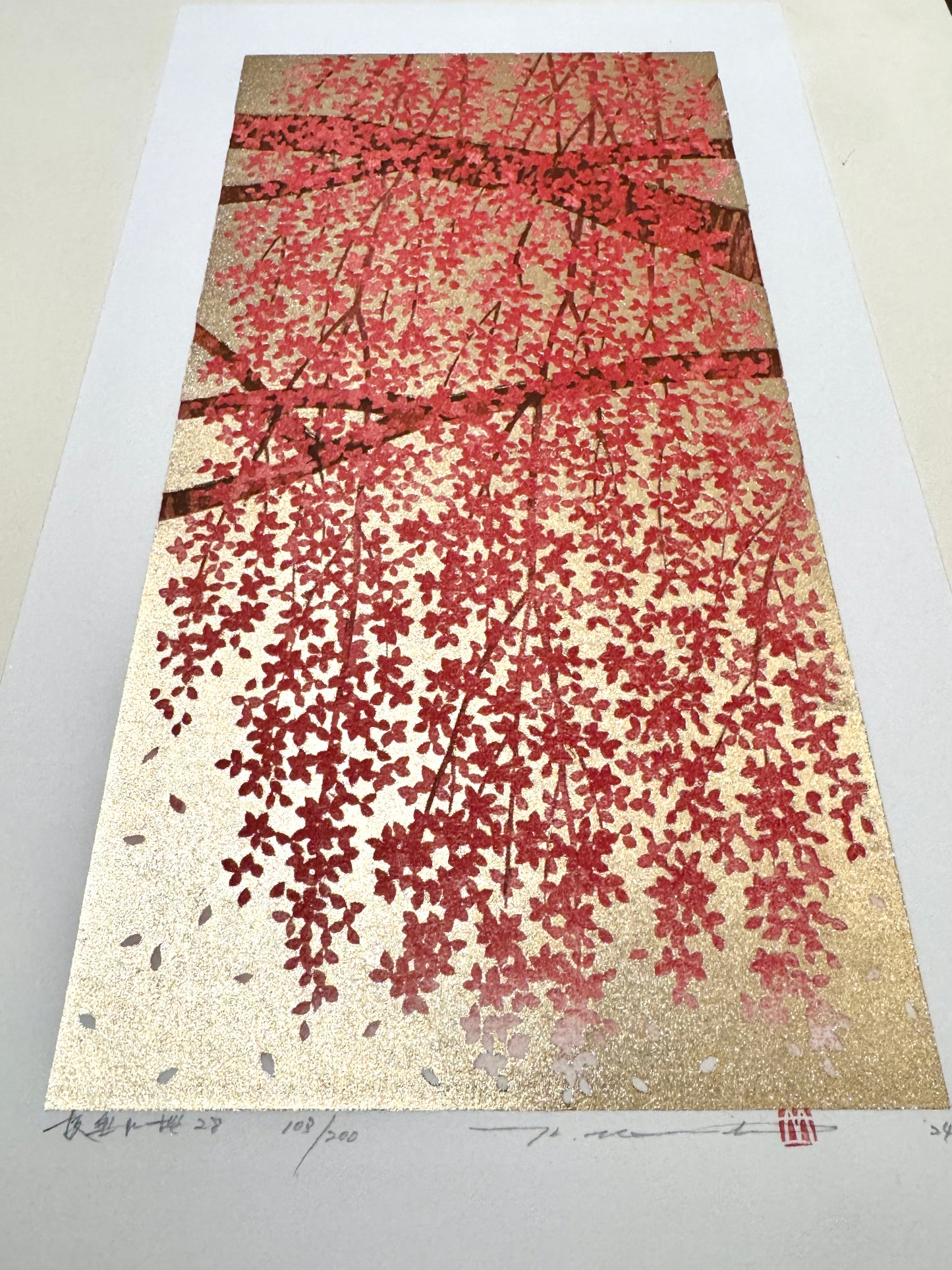 Estampe japonaise de Namiki Hajime représentant un cerisier pleureur en pleine floraison sur fond doré, détail des reflets brillants