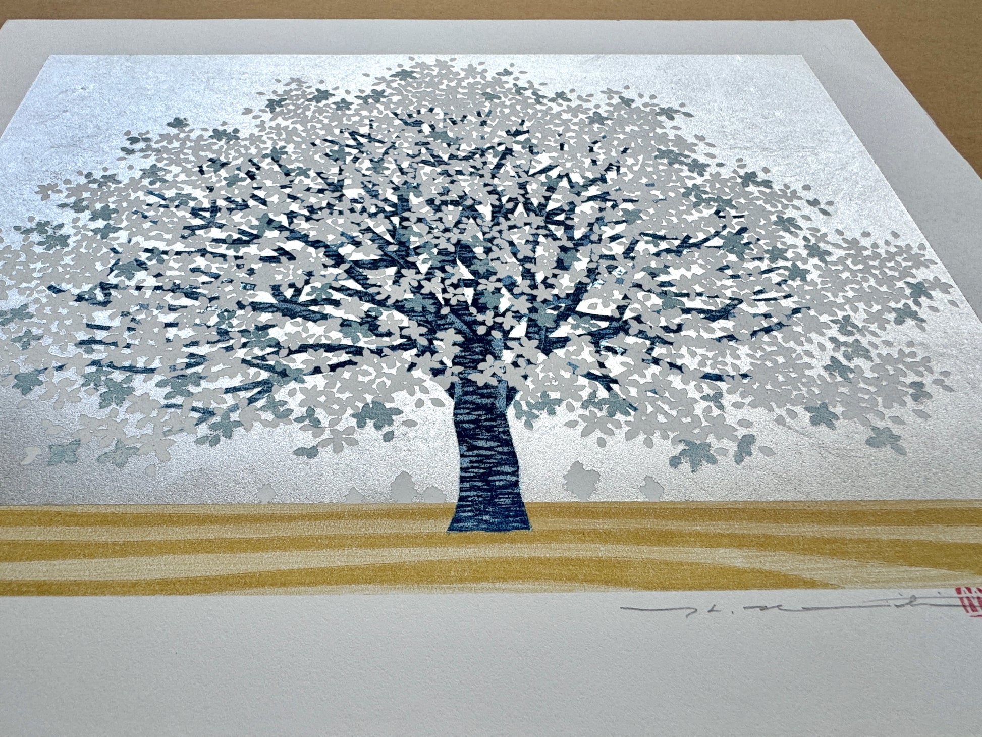 Estampe japonaise de Namiki Hajime représentant un magnolia bleu en fleur sur fond argenté, détail des reflets brillants