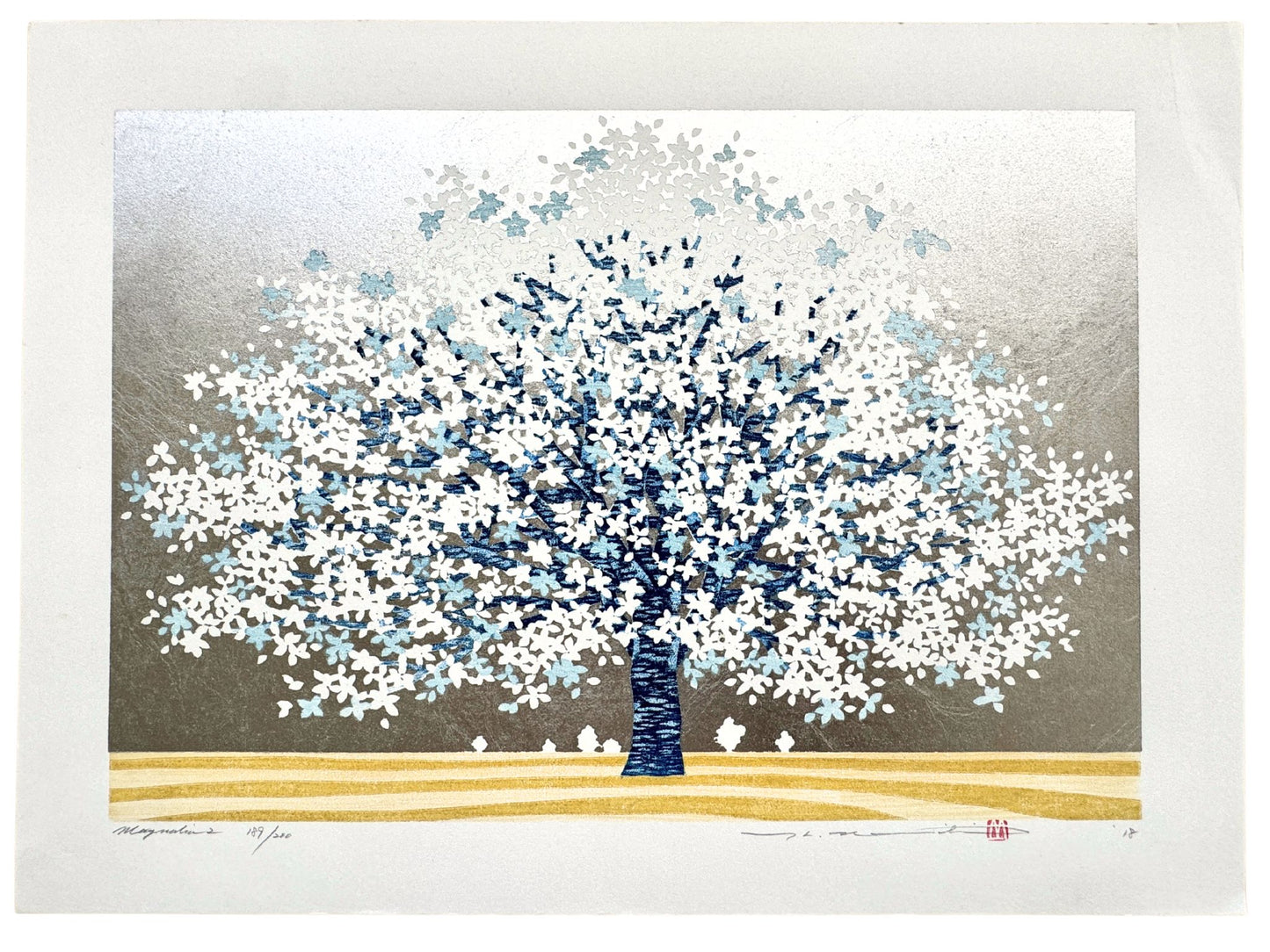 Estampe japonaise de Namiki Hajime représentant un magnolia bleu en fleur sur fond argenté