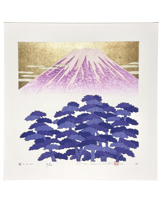 estampe japonaise contemporaine de Namiki Hajime, le Mont Fuji sur fond or, une foret d'arbres bleus à son pied, signée et numérotée par l'artiste