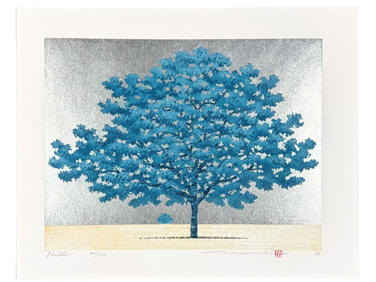 Estampe Japonaise contemporaine de Namiki Hajime, arbre bleu sur fond argenté. Plaine beige.  