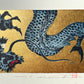 estampe japonaise dragon bleu gueule fermée sur fond or, la queue fourchue et signature de l'artiste