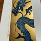 estampe japonaise dragon bleu gueule fermée sur fond or scintillant, profil côté queue