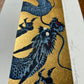 estampe japonaise dragon bleu gueule fermée sur fond or, profil côté tête