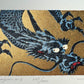 estampe japonaise dragon bleu gueule fermée sur fond or, la tête et le titre