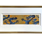 estampe japonaise moderne deux dragons bleu sur fond or se font face, estampe encadrée avec un cadre en pente doré