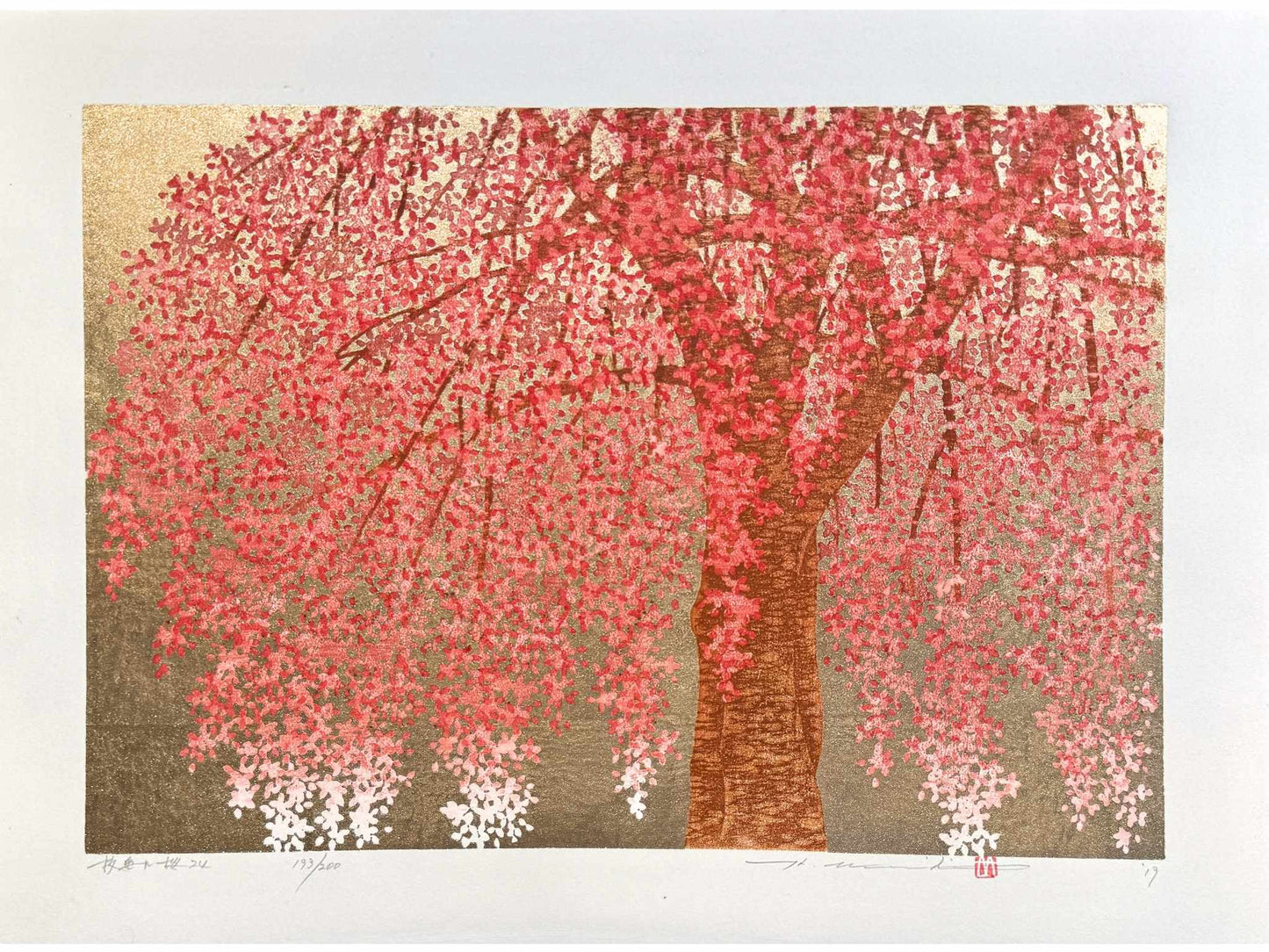 estampe japonaise de Namiki Hajime, un cerisier pleureur en fleurs sur fond or