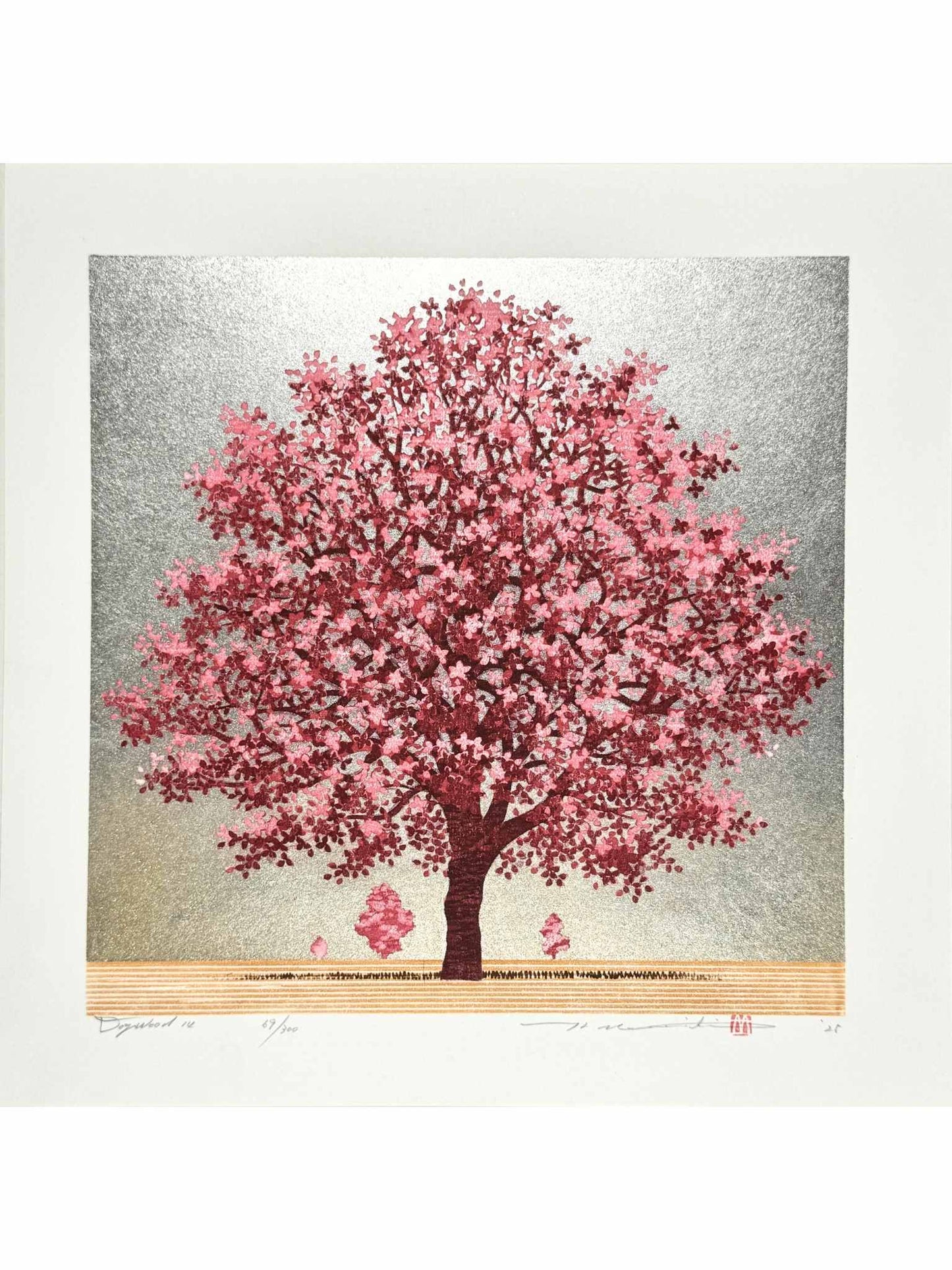 estampe japonaise de Namiki Hajime, un arbre aux fleurs rouges et roses sur fond dégradé d'argent et or