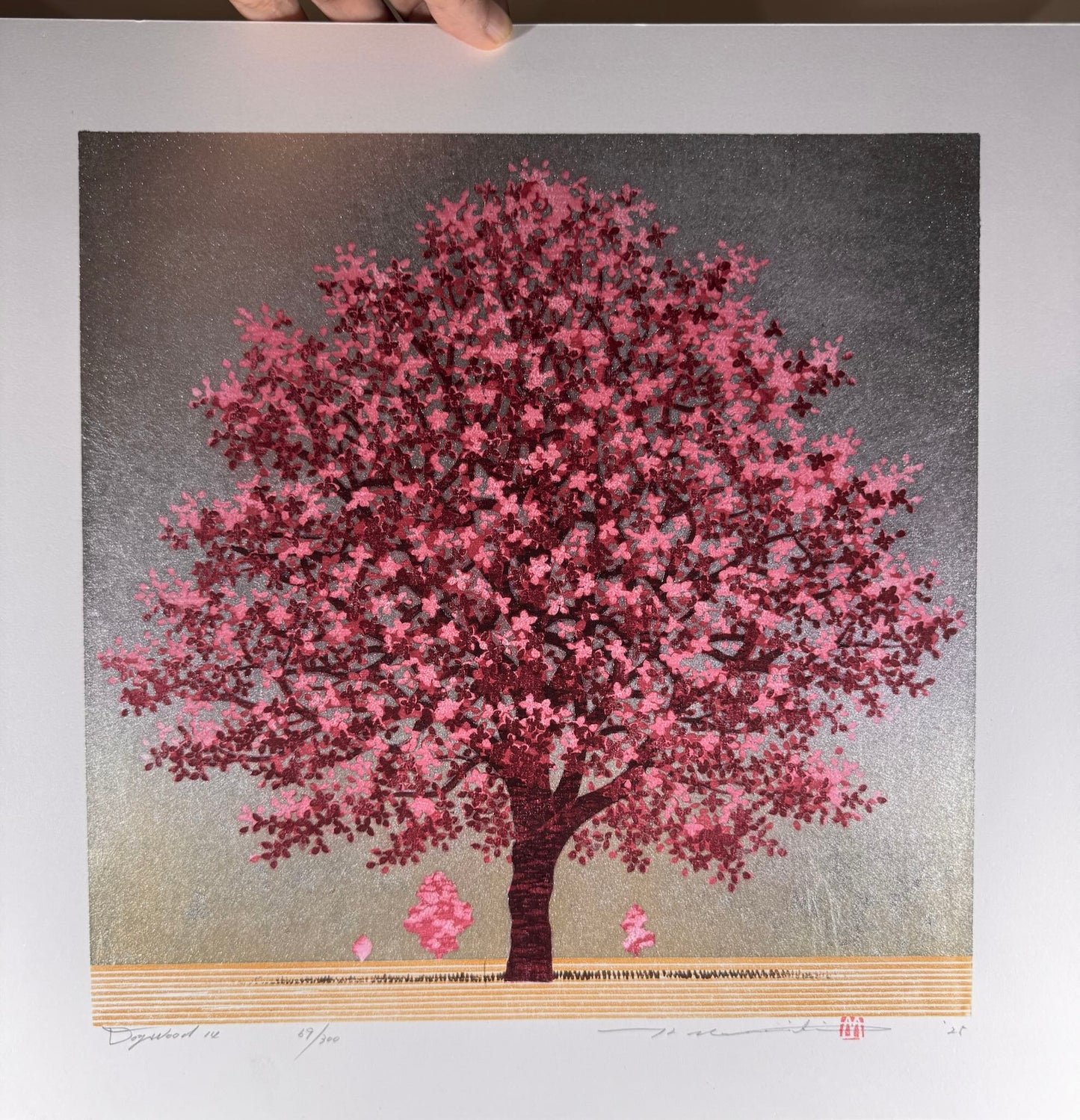 estampe japonaise de Namiki Hajime, un arbre aux fleurs rouges et roses sur fond dégradé d'argent et or, tenu verticalement