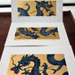 estampe japonaise dragon bleu sur fond or, gueule fermée, profil vue queue or scintillant, la série des 3 estampes de dragons