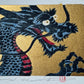 estampe japonaise dragon bleu gueule ouverte sur fond or, gros plan de la tête et signature de l'artiste