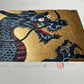 estampe japonaise dragon bleu gueule ouverte sur fond or, profil