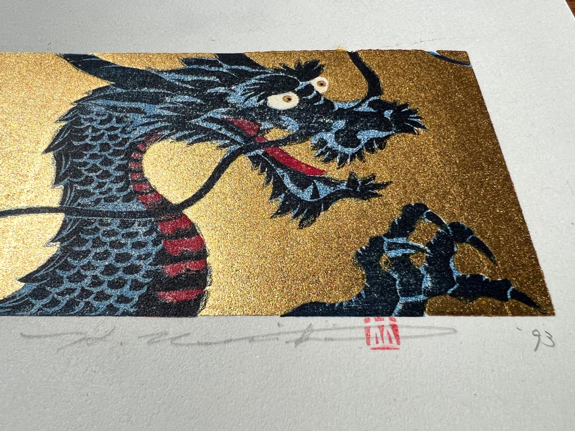 estampe japonaise dragon bleu gueule ouverte sur fond or, profil