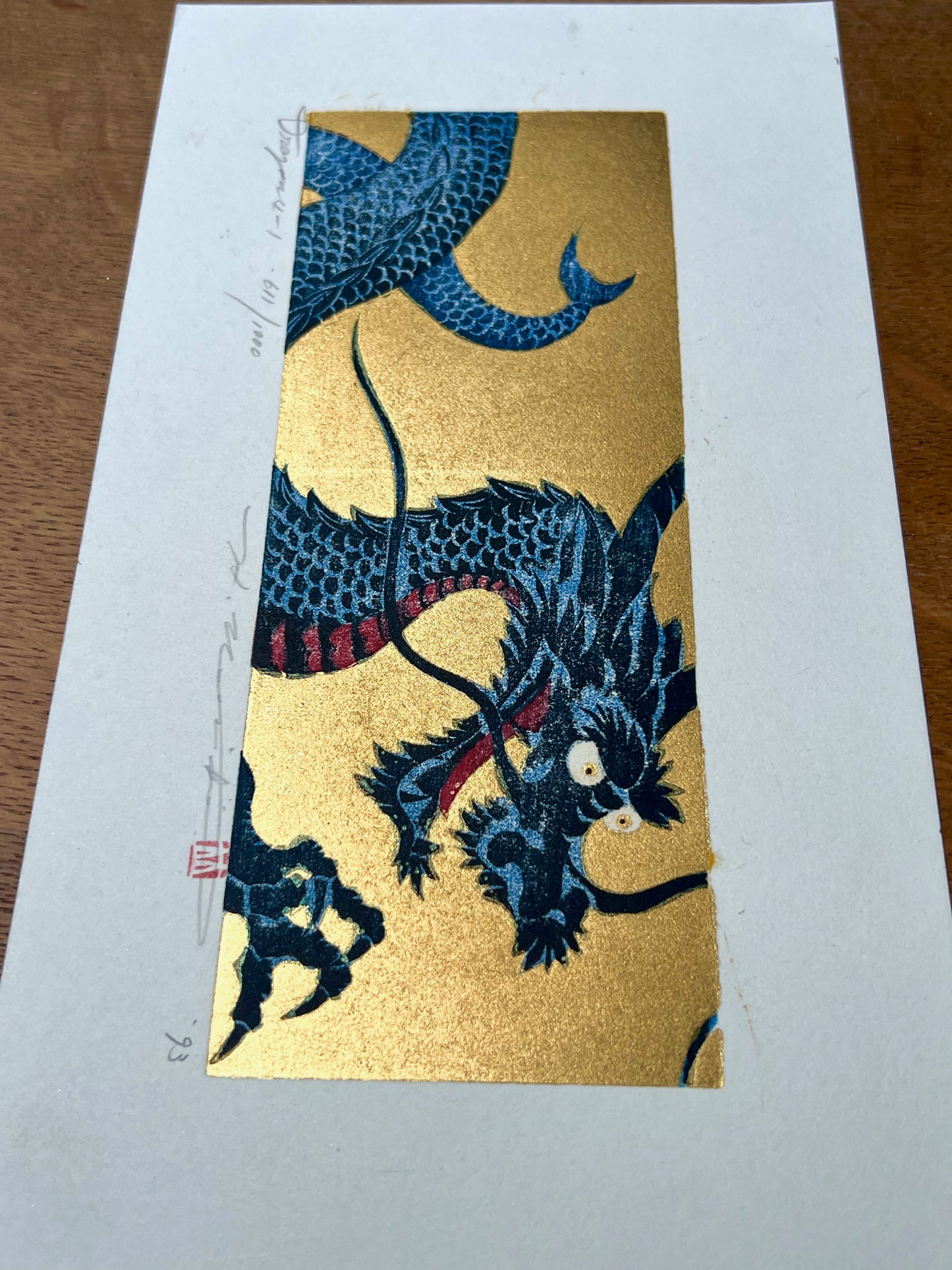 estampe japonaise dragon bleu gueule ouverte sur fond or, vue plongeante  profil tête or scintillant