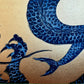 estampe japonaise dragon bleu sur fond or, gueule fermée, profil vue queue or scintillant, les écailles bleus et la queue