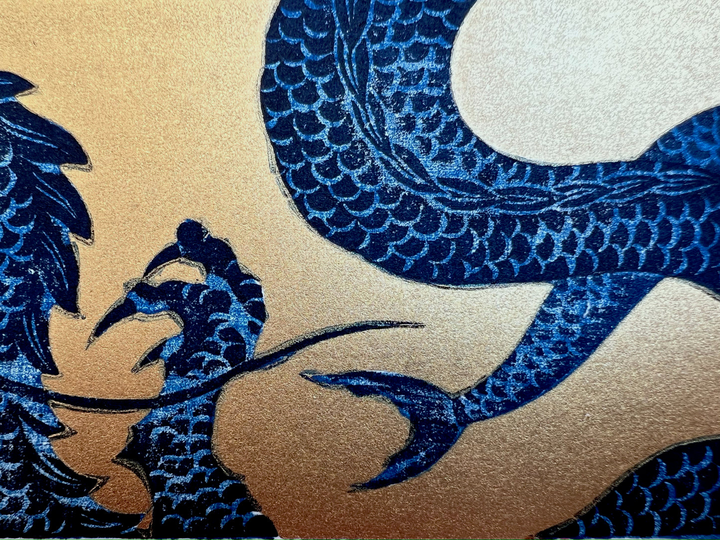 estampe japonaise dragon bleu sur fond or, gueule fermée, profil vue queue or scintillant, les écailles bleus et la queue