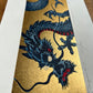 estampe japonaise dragon bleu sur fond or, gueule fermée, profil vue tête or scintillant