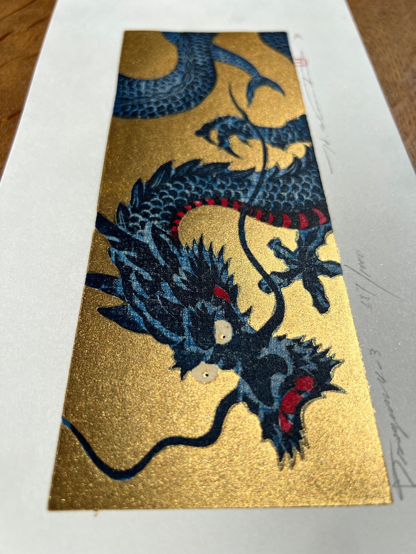 estampe japonaise dragon bleu sur fond or, gueule fermée, profil vue tête or scintillant