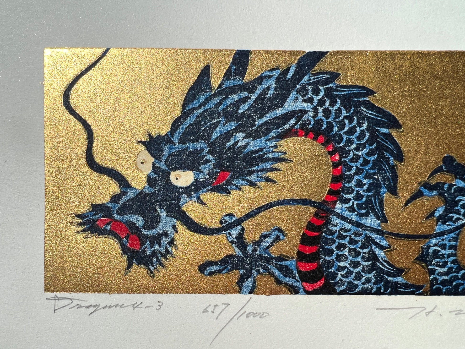 estampe japonaise dragon bleu sur fond or, gueule fermée, titre et numérotation 657/1000