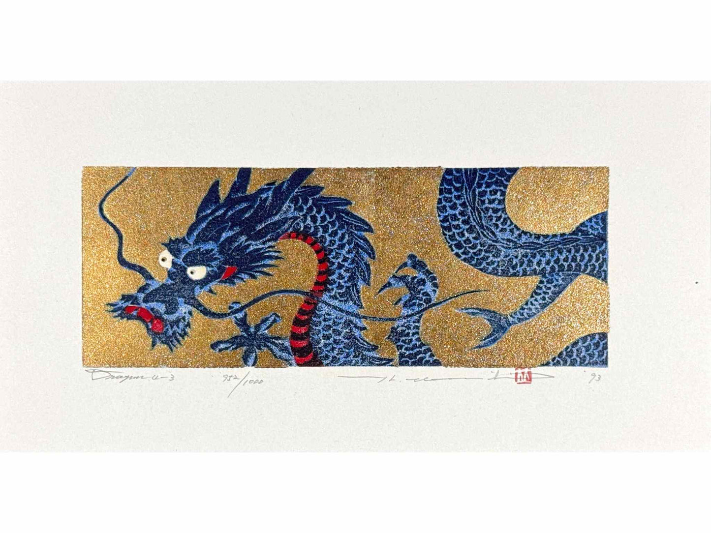 estampe japonaise contemporaine un dragon bleu sur fond or, gueule fermée