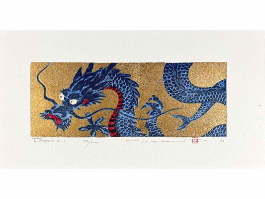 estampe japonaise contemporaine un dragon bleu sur fond or, gueule fermée