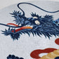 estampe japonaise dragon bleu gueule ouverte sur fond ovale argent, gros plan sur la tête du dragon et ses longues moustaches
