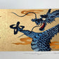estampe japonaise de namiki hajime deux dragons bleus sur fond or, le dragon gueule ouverte