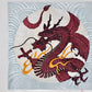 estampe japonaise dragon rouge sur fond argent à volutes, flamèches oranges