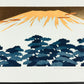 estampe japonaise contemporaine de Namiki Hajime, le Mont Fuji sur fond or, une foret d'arbres bleus à ses pieds, gros plan