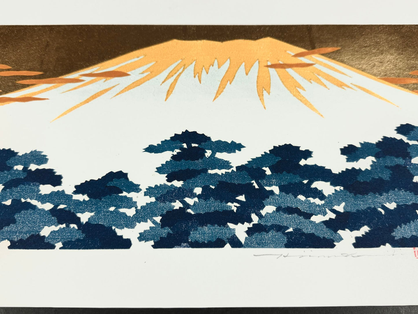 estampe japonaise contemporaine de Namiki Hajime, le Mont Fuji sur fond or, une foret d'arbres bleus à ses pieds, gros plan