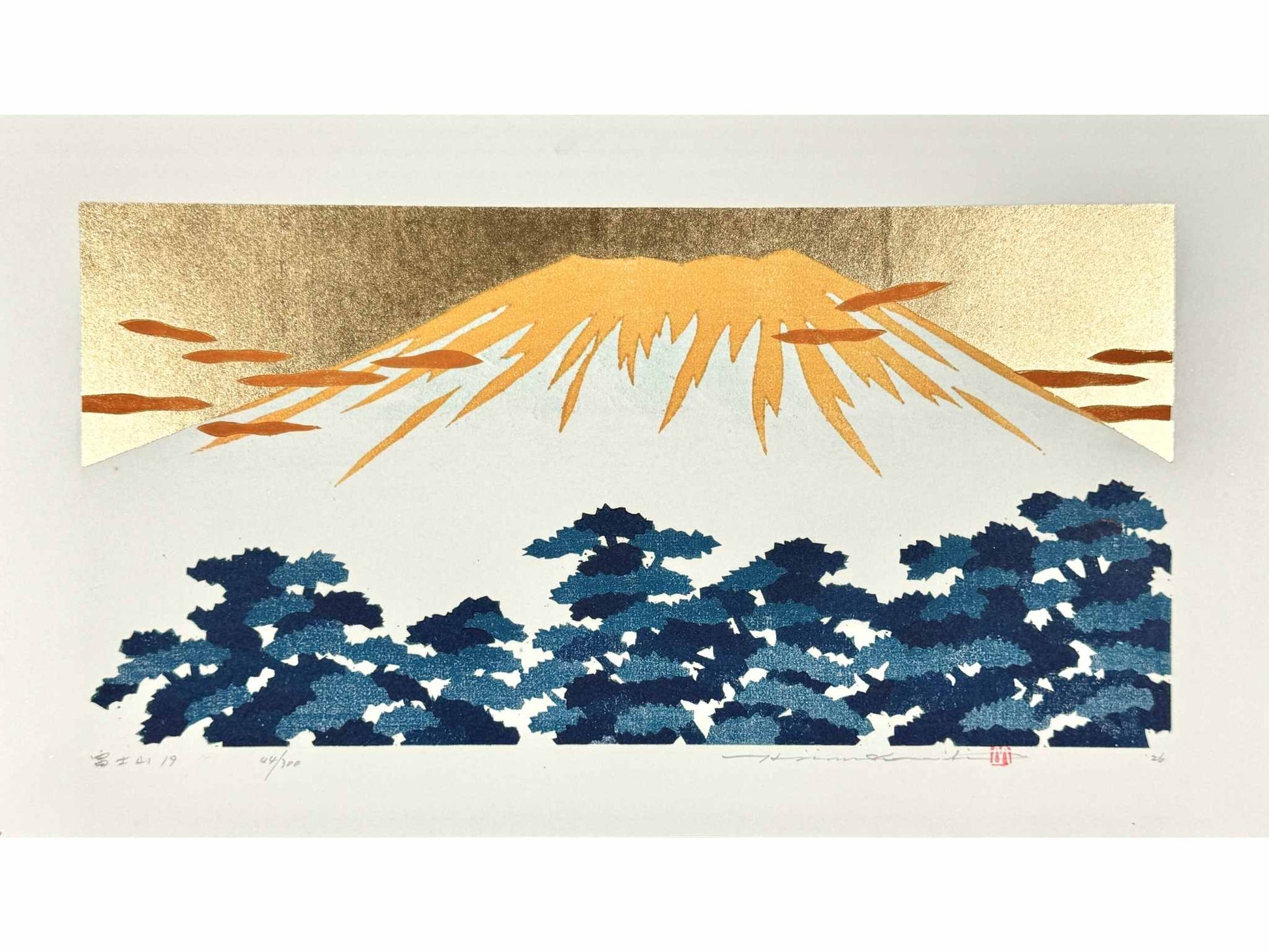 estampe japonaise contemporaine de Namiki Hajime, le Mont Fuji sur fond or, une foret d'arbres bleus à ses pieds