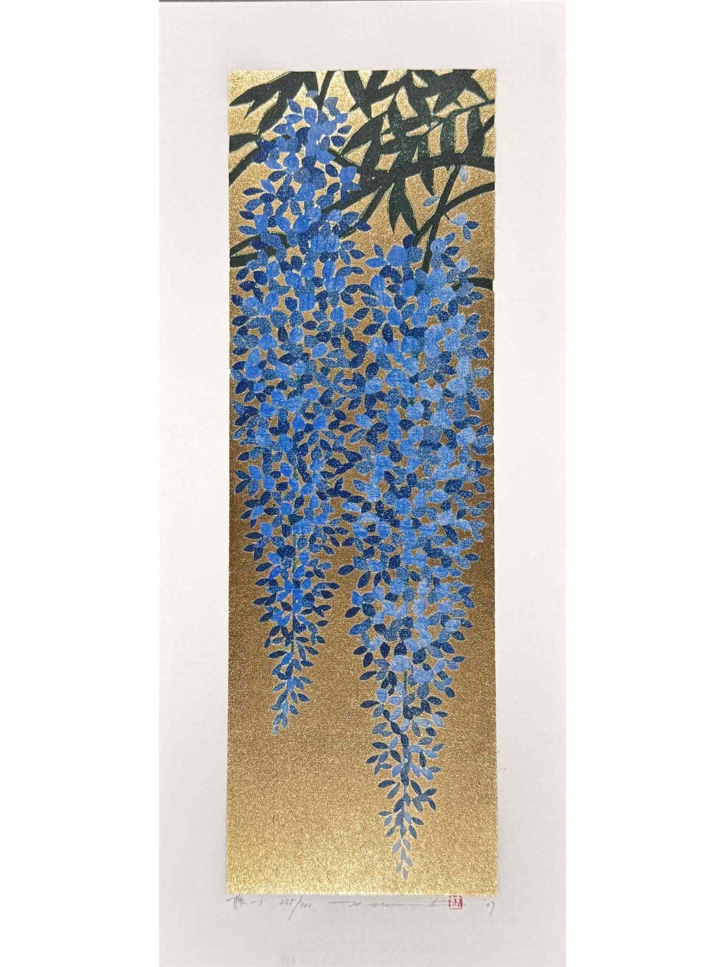 Estampe japonaise de Namiki Hajime, grappes de fleurs de glycine bleues sur fond or