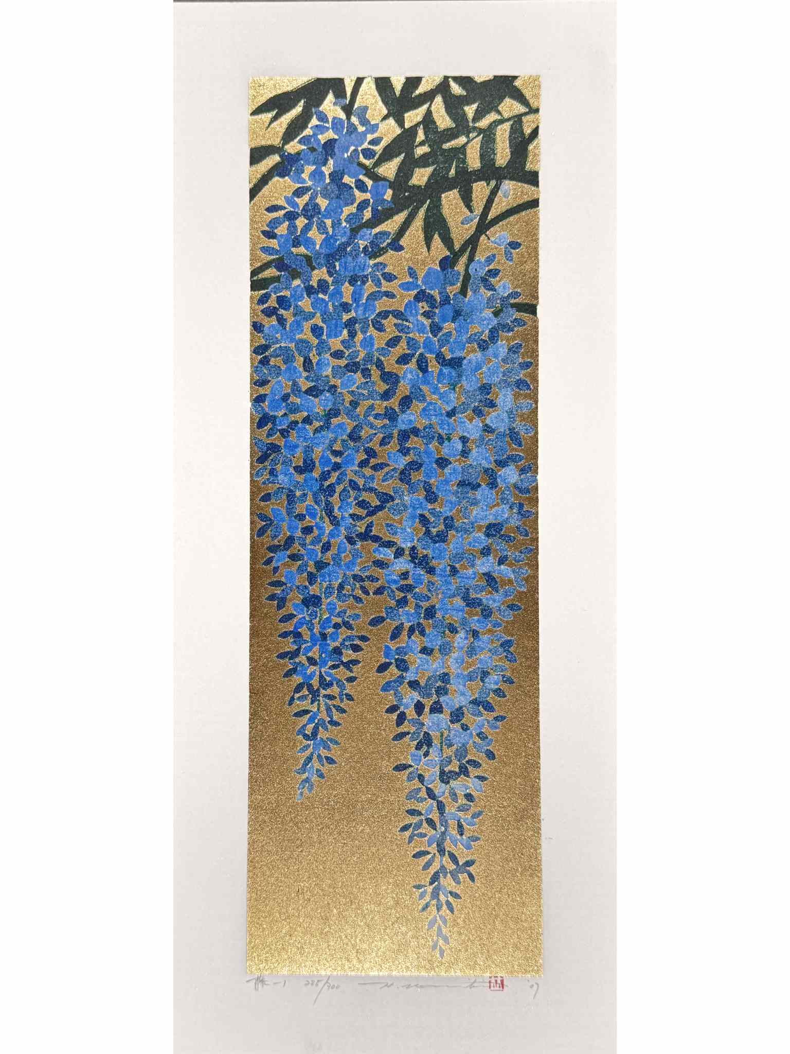 Estampe japonaise de Namiki Hajime, grappes de fleurs de glycine bleues sur fond or