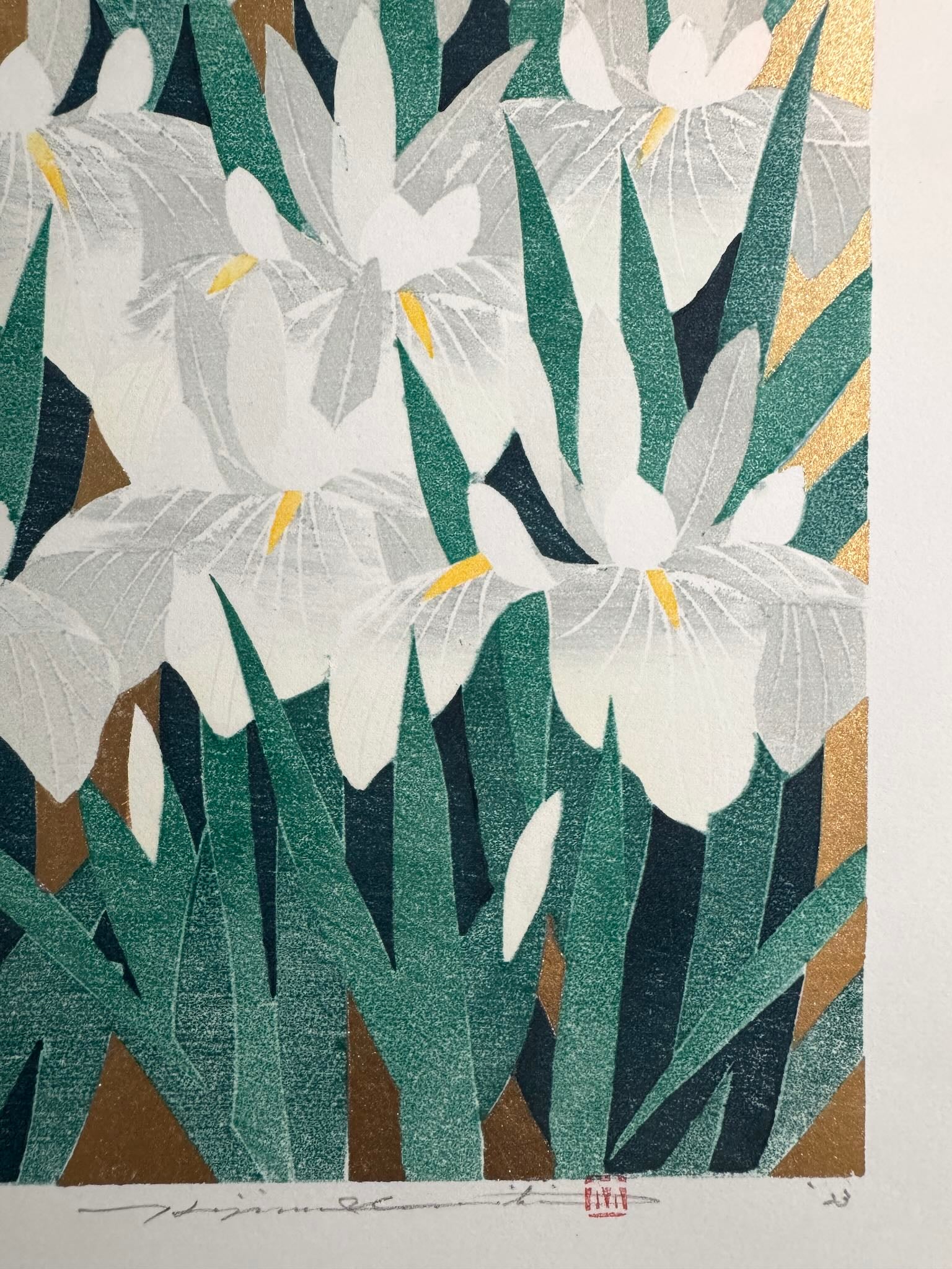 estampe japonaise de Namiki Hajime, Iris blancs et iris bleus sur fond or, la Signature de l'artiste