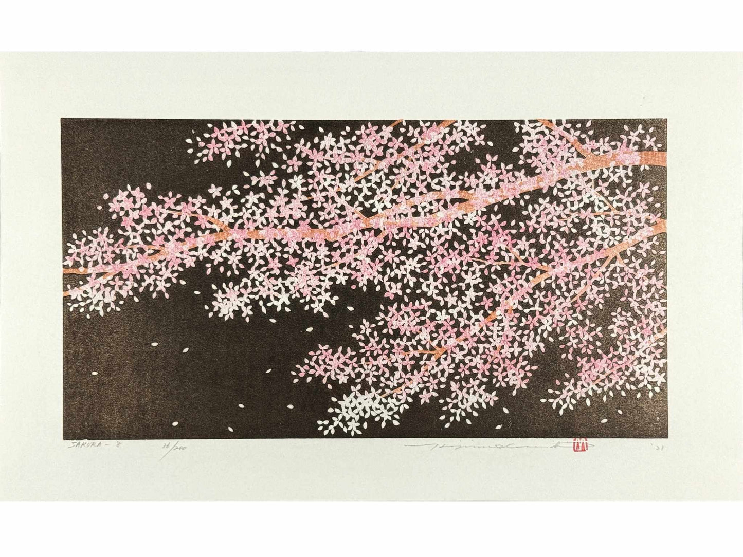estampe japonaise contemporaine de Namiki Hajime, des branches de cerisiers en fleurs éclairées la nuit