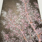 estampe japonaise contemporaine de Namiki Hajime, des branches de cerisiers en fleurs éclairées la nuit, vu de profil