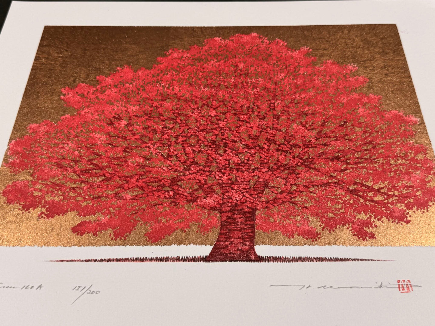 Estampe japonaise contemporaine de Namiki Hajime, Un grand arbre rouge sur fond or, signé et numéroté, vu de profil le reflet doré