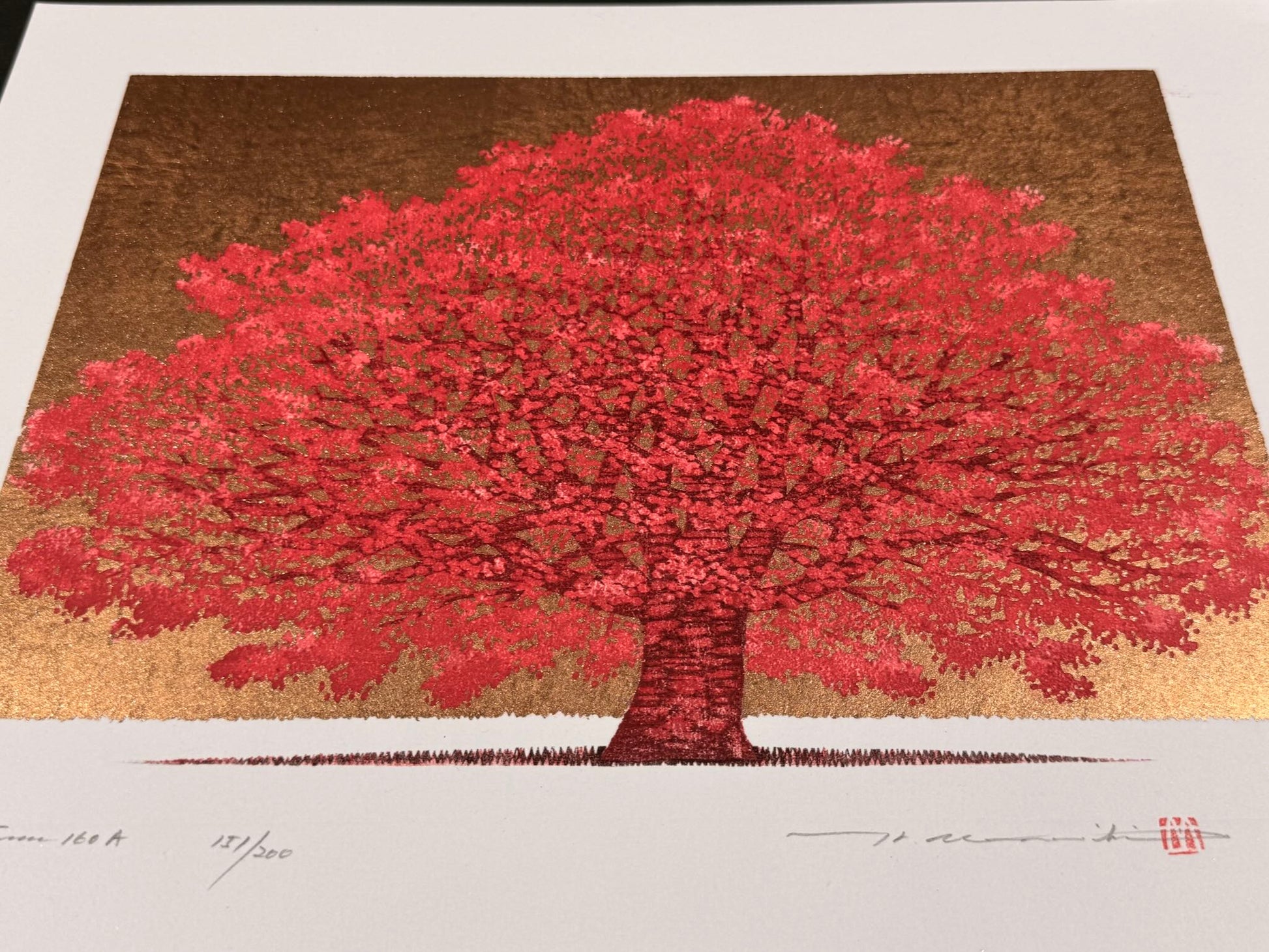 Estampe japonaise contemporaine de Namiki Hajime, Un grand arbre rouge sur fond or, signé et numéroté, vu de profil le reflet doré