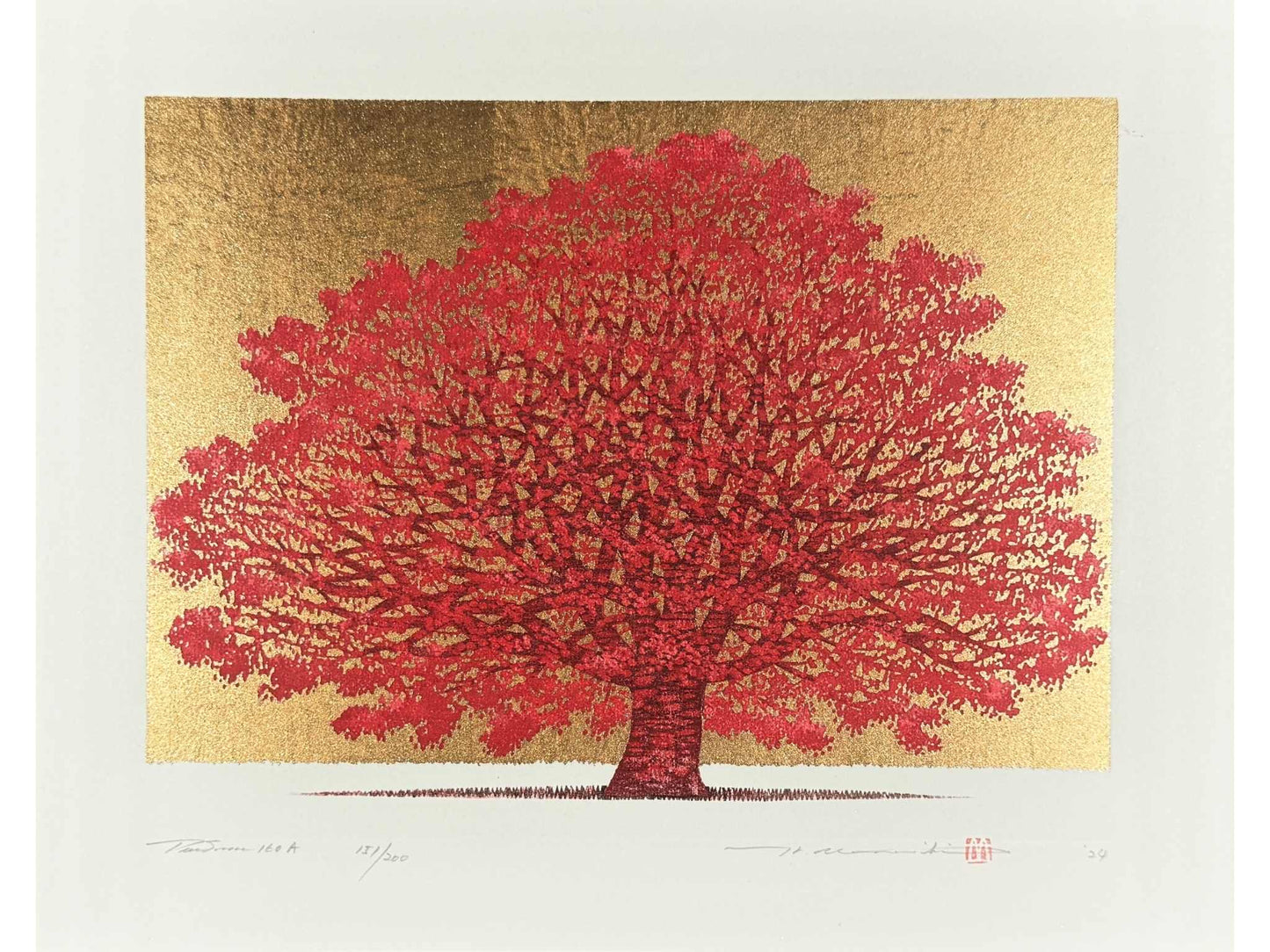 Estampe japonaise contemporaine de Namiki Hajime, Un grand arbre rouge sur fond or, signé et numéroté au crayon par l'artiste