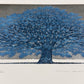estampe japonaise contemporaine de Namiki Hajime, un arbre bleu sur fond argent, épreuve numérotée et signée, vu de profil pour le reflet
