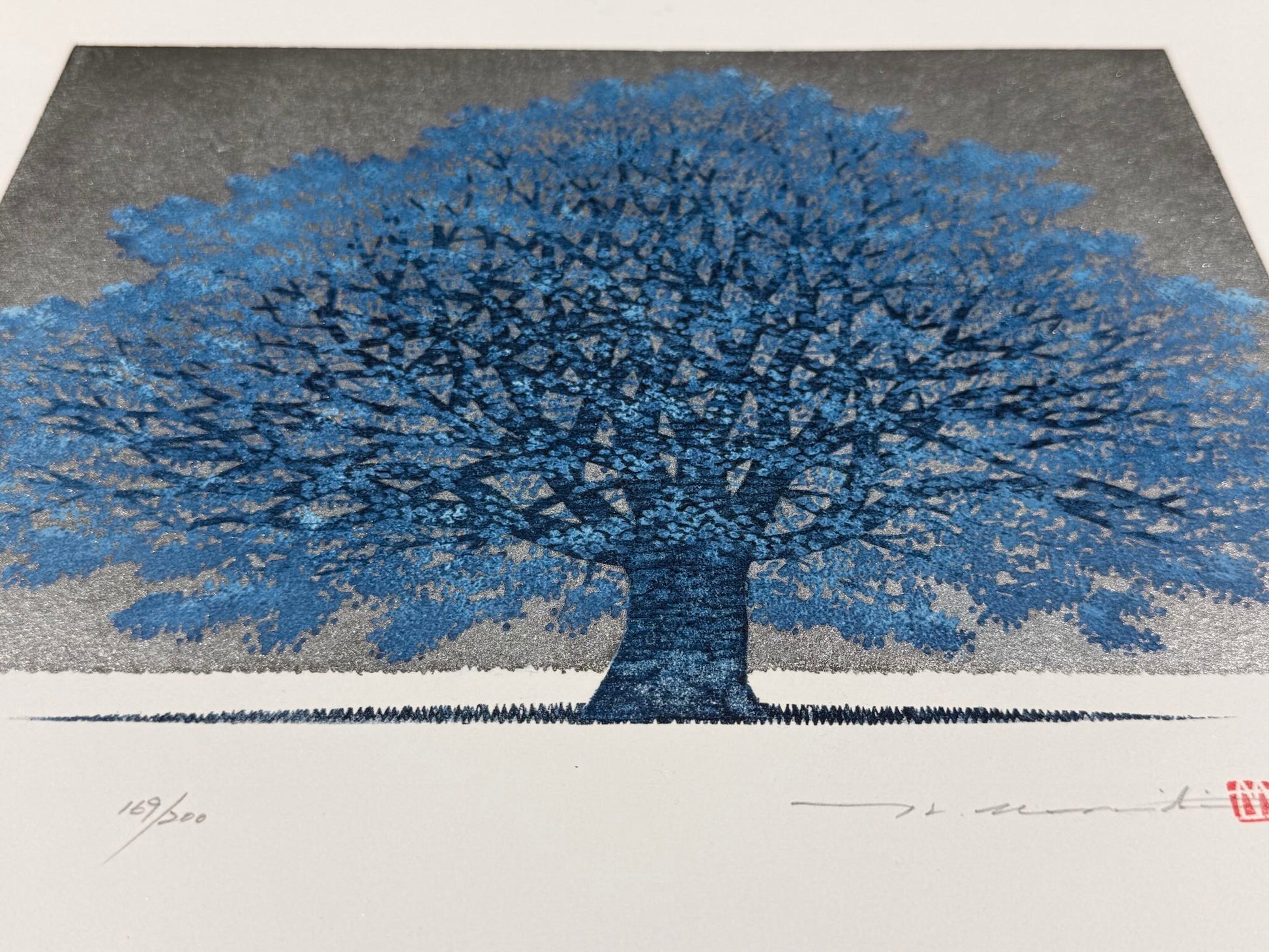 estampe japonaise contemporaine de Namiki Hajime, un arbre bleu sur fond argent, épreuve numérotée et signée, vu de profil pour le reflet